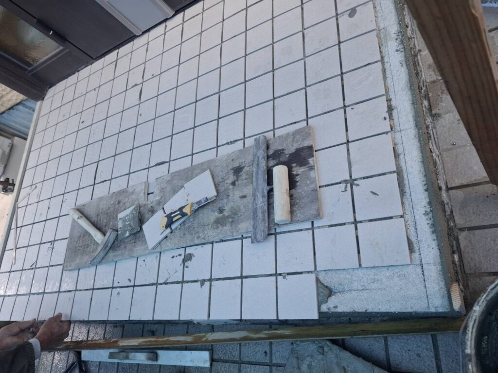 施工実例 福島市/Ｅ様邸　玄関ポーチタイル修繕工事｜内池工業