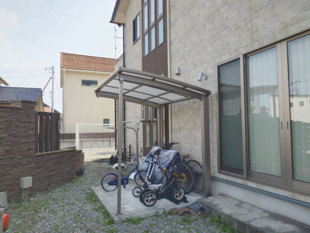 施工実例 相馬市/Ｓ様邸（リピーター様）　駐輪場屋根工事｜内池工業