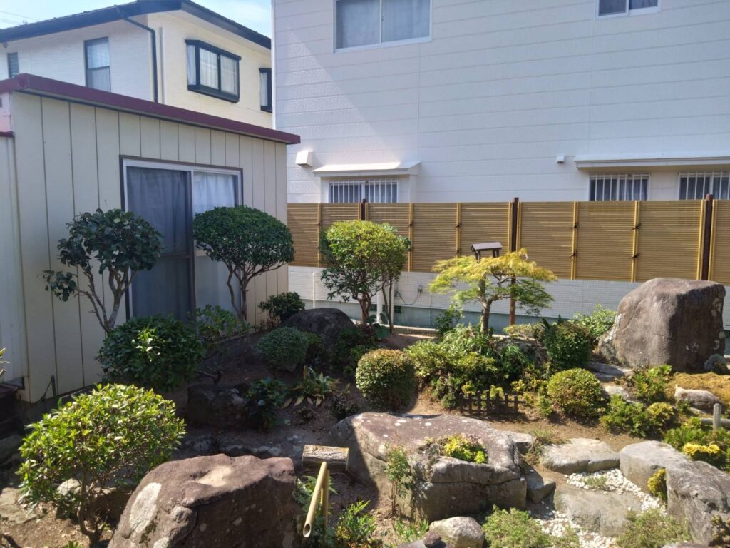 ちょうどよく隣家窓のあたりに竹垣がきます 施工実例 相馬市/S様邸(リピーター様) 竹垣工事|内池工業