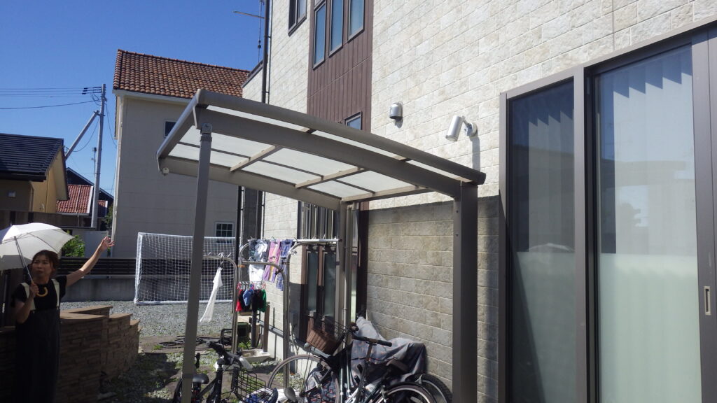 施工実例 相馬市/Ｓ様邸（リピーター様）　駐輪場屋根工事｜内池工業