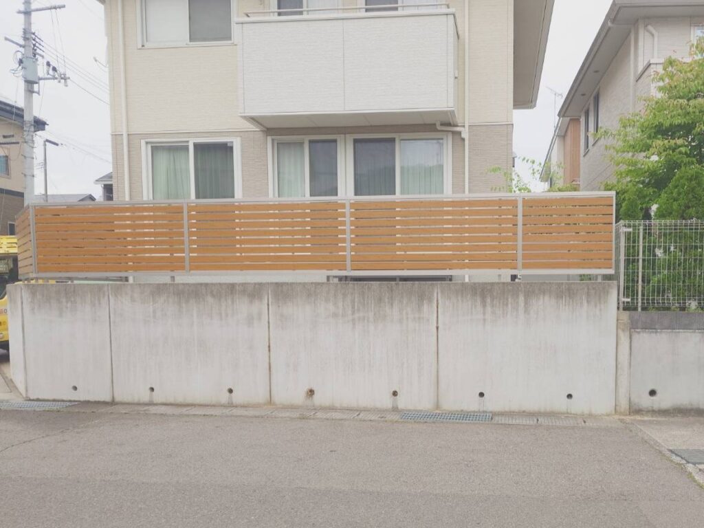 フェンスも見栄えのよい木目調のものに変えました 施工実例 福島市/S様邸 メンテナンスフリーなお庭|内池工業